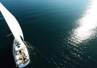 barcha a vela mare blu riflesso del sole barca a vela elan 45 impression vele di yacht a vela